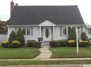242 Hillcrest Dr, Seaford, NY