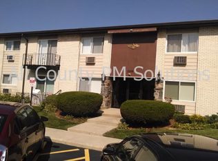8999 Kennedy Dr #203C, Des Plaines, IL 60016