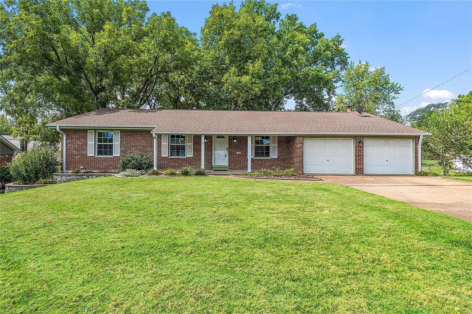 114 Royal Oaks Dr photo 1