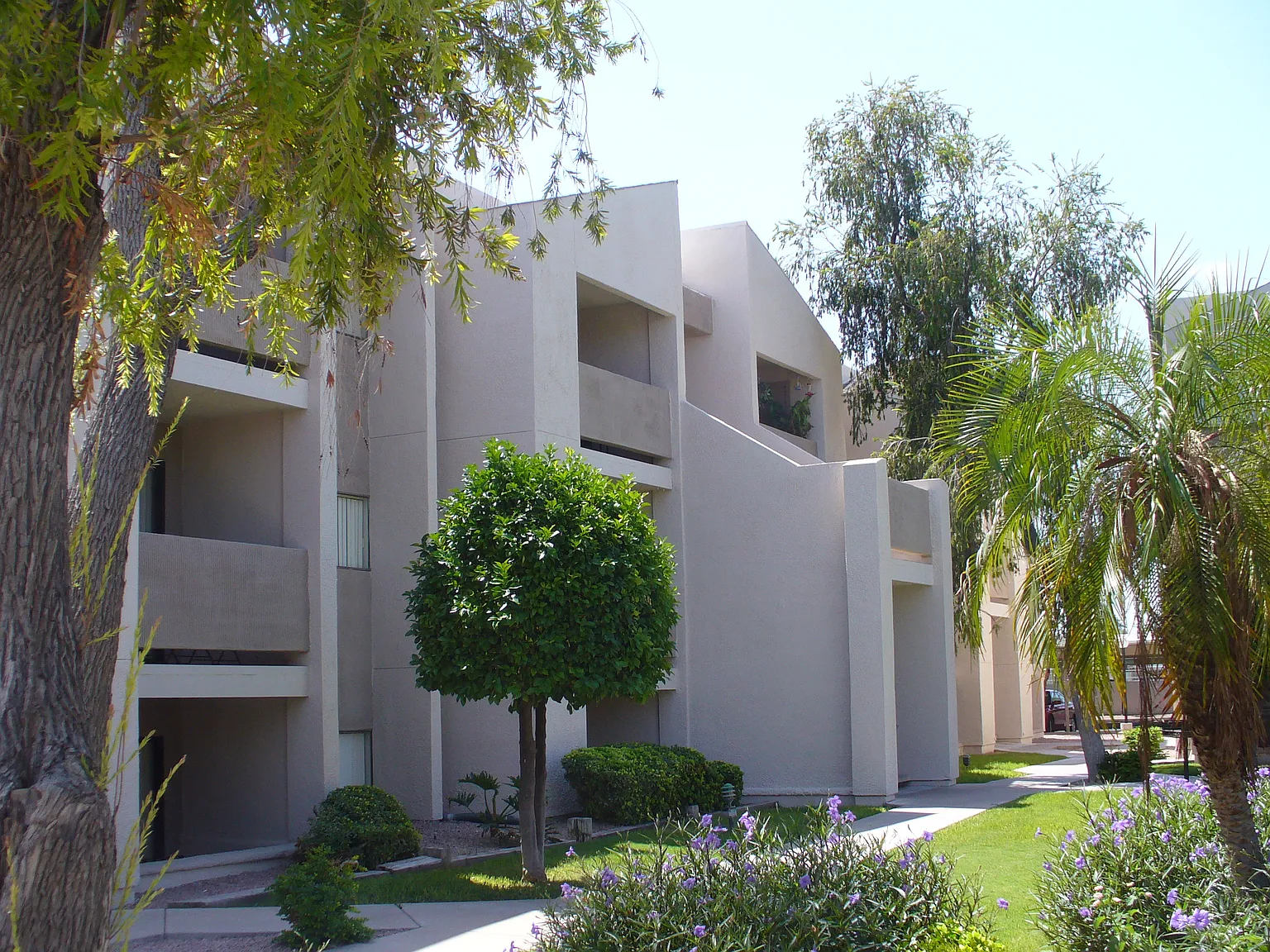 Dartmoor Apartments — Photo 2
