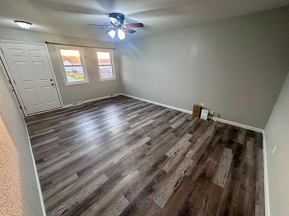 3rd image of 1001 Chateau Dr #B
