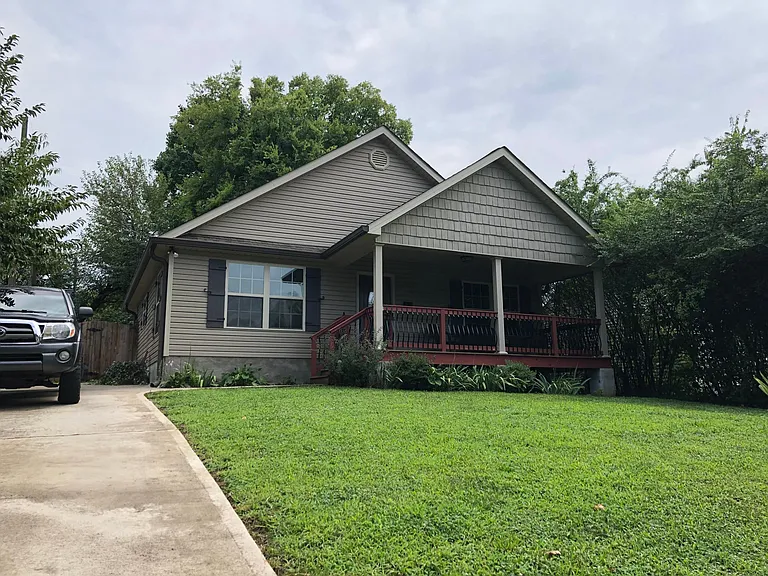 1044 Ashwood Pl — Photo 1