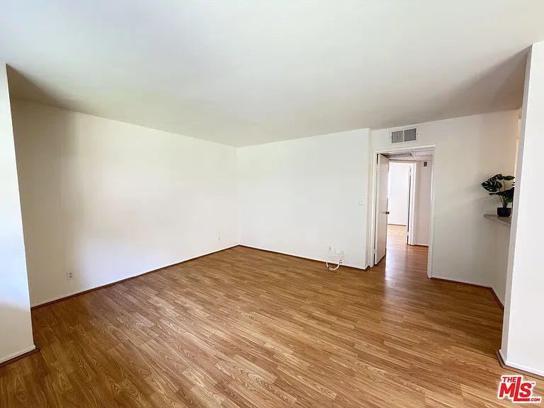 326 S Manhattan Pl #104 — Photo 4