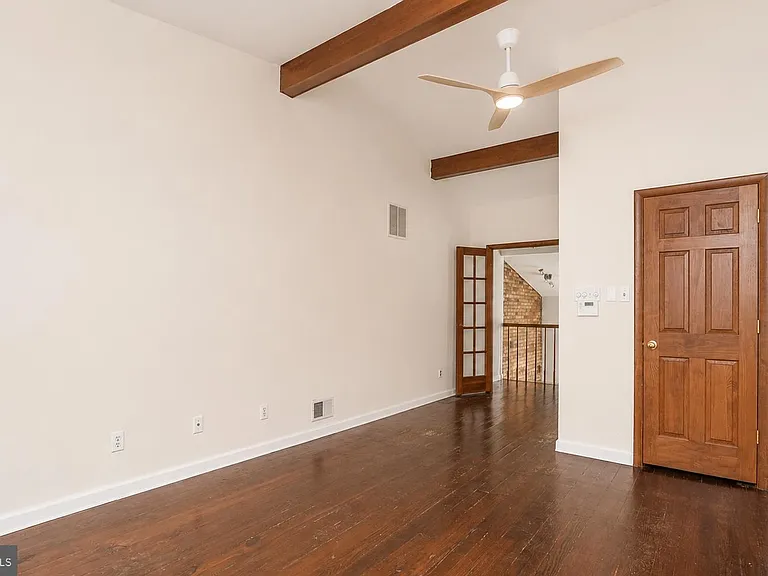 115 E West St — Photo 21