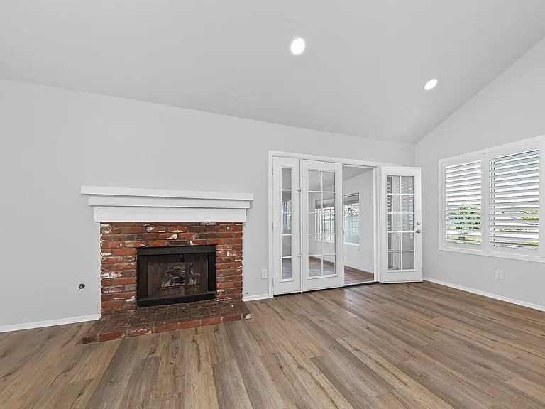 25698 Huron St — Photo 8