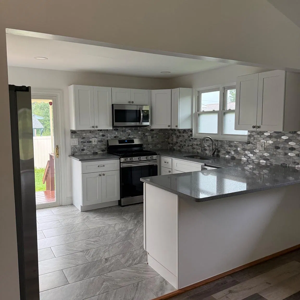 3 bed, 1.5 bath, 1569 sqft, $2,900 — Photo 3
