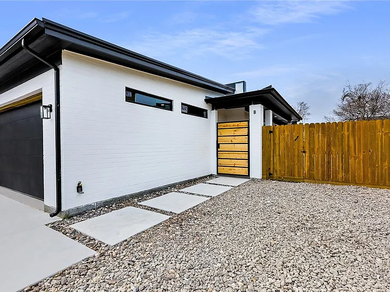 626 Glazebrook St #B — Photo 1