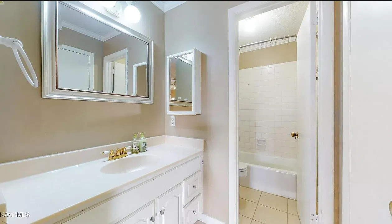 3 bed, 2.5 bath, 1800 sqft, $2,000 — Photo 3