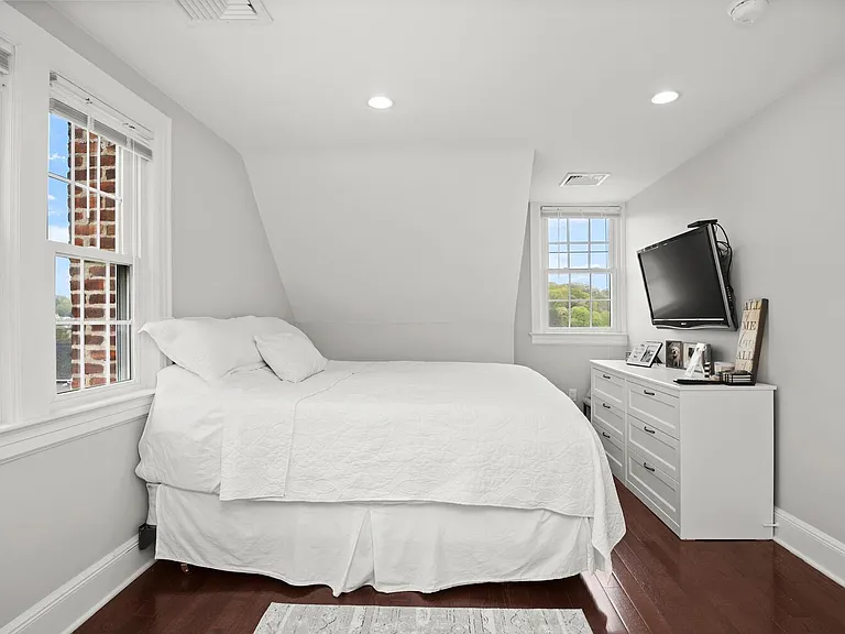 24 Nicholas Ave — Photo 12