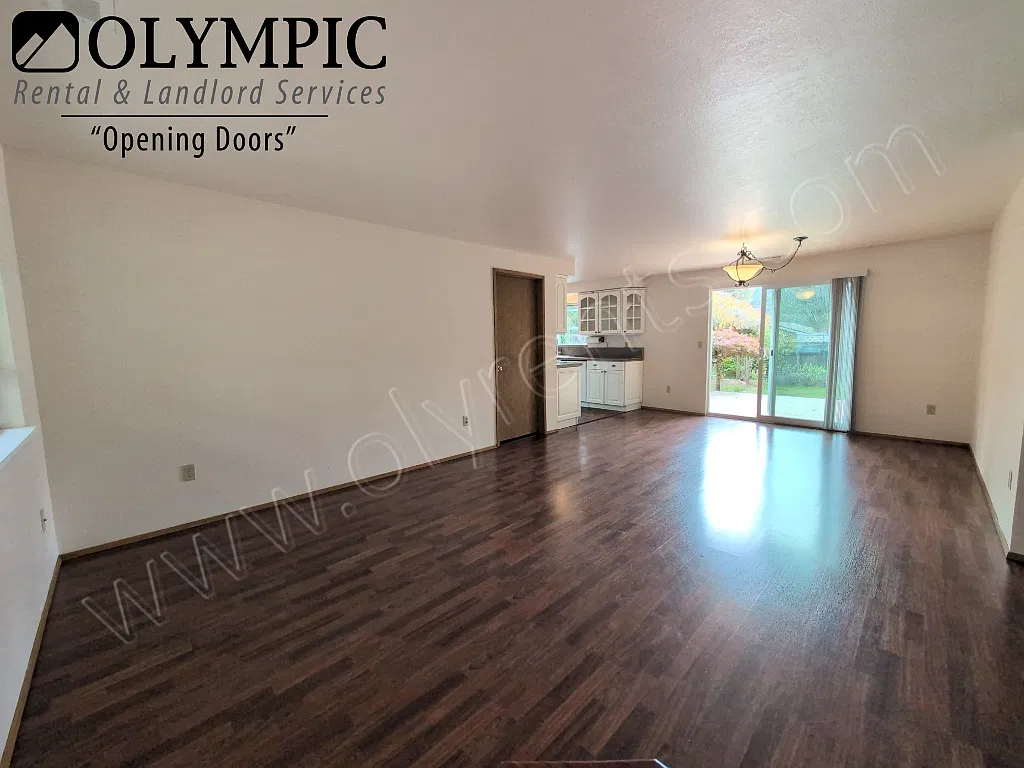 Perfect 2 bed, 1 bath rambler in West Olympia with A/C — Photo 3