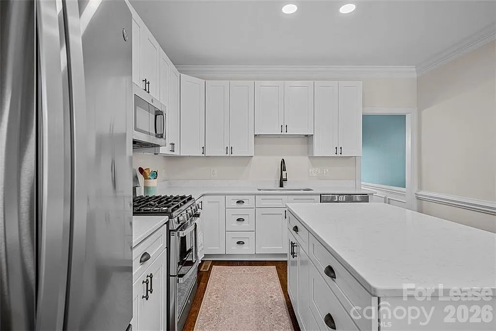 4 bed, 2.5 bath, 3003 sqft, $4,450 — Photo 2