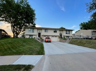 4917 S 99th St, Omaha, NE 68127