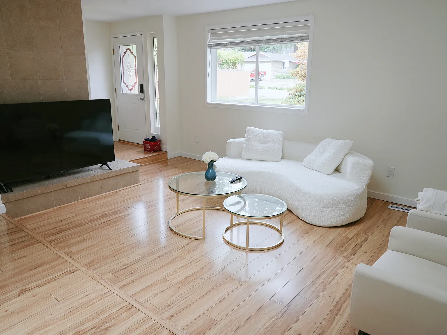 3 bed, 1090 sqft, $3,900 — Photo 2