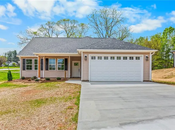 105 Hickory St, Yadkinville, NC 27055