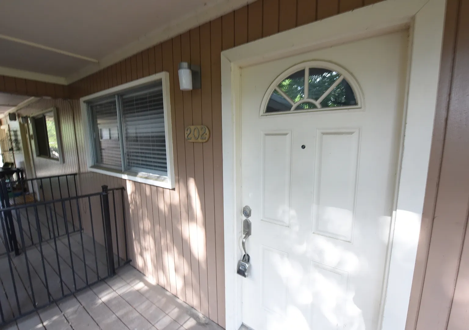 2 bedroom, 1 bathroom in a great location! — Photo 3