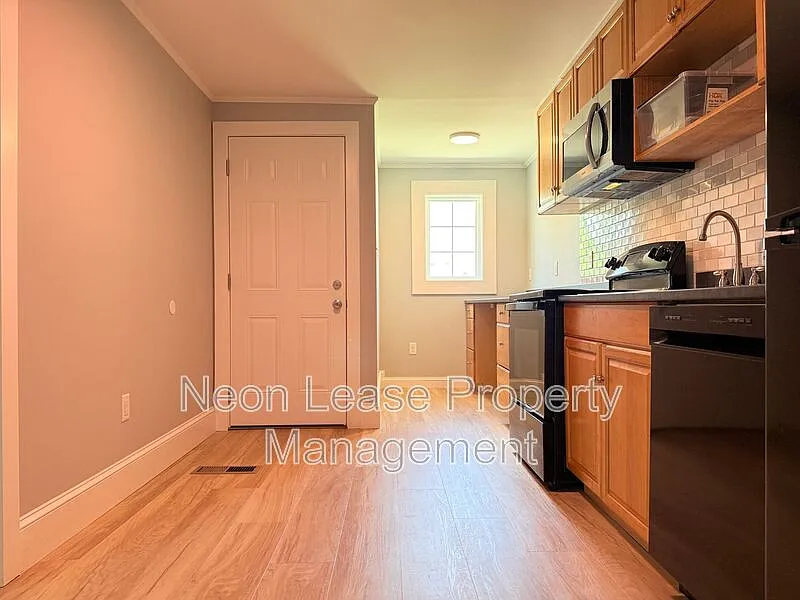 2 bed, 1.0 bath, $1,800 — Photo 2