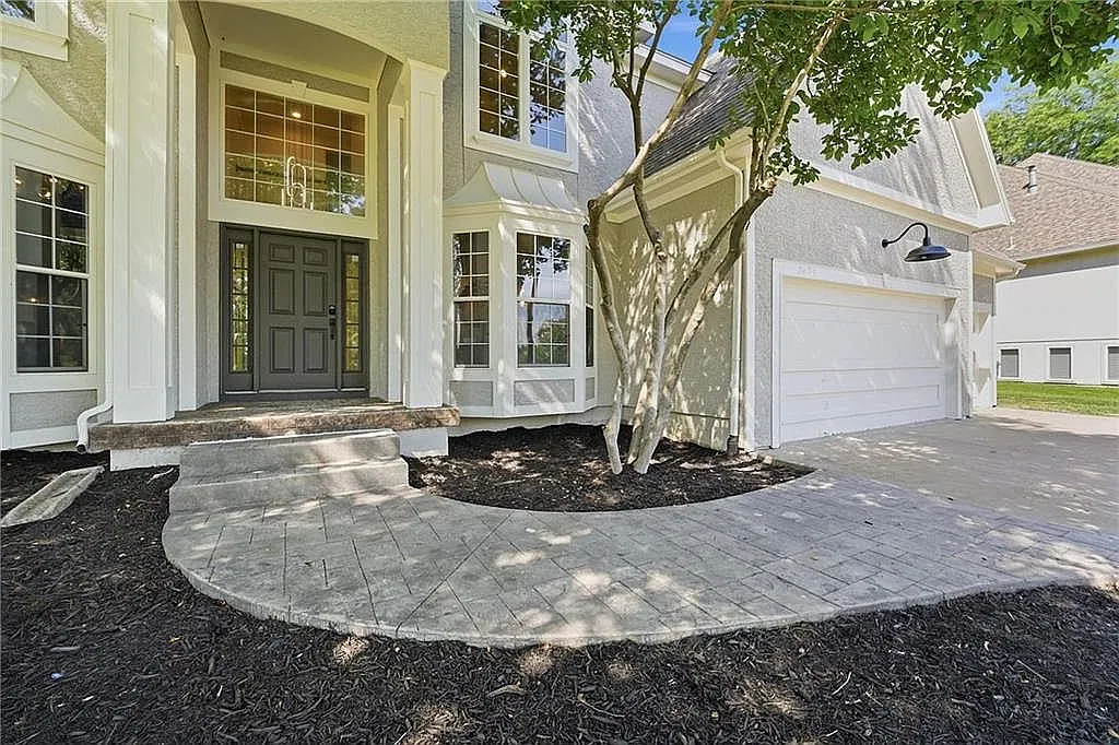 5 bed, 4.5 bath, 4829 sqft, $6,000 — Photo 2
