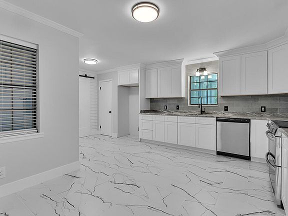 3rd image of 2419 Treeview Dr