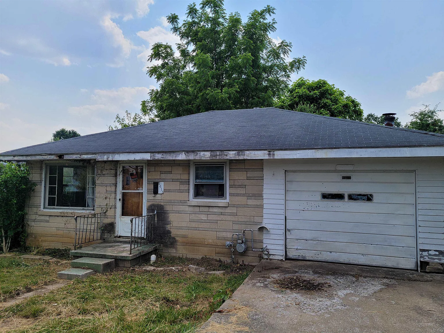 2613 R St photo 1
