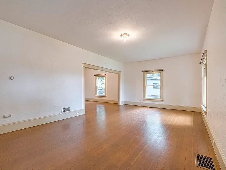 623 E Main St — Photo 11