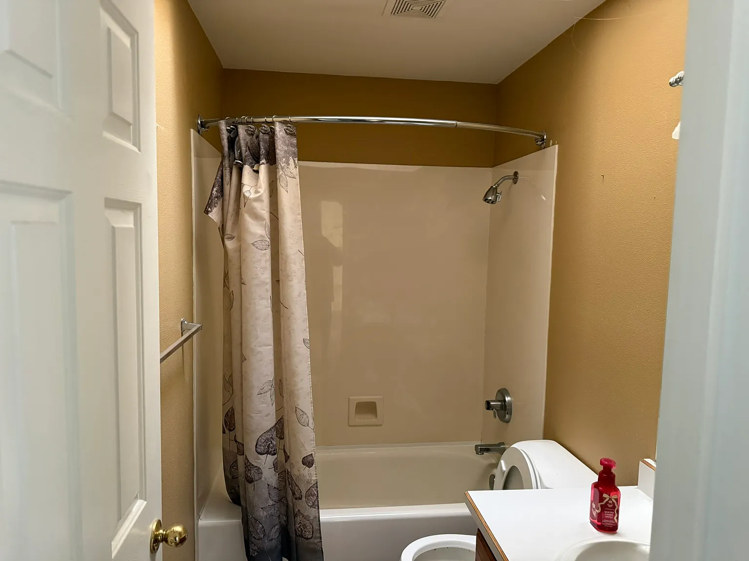 4 bed, 2.5 bath, 2007 sqft, $2,450 — Photo 2