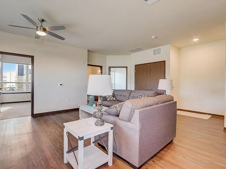 1120 N Windsor Ave — Photo 45