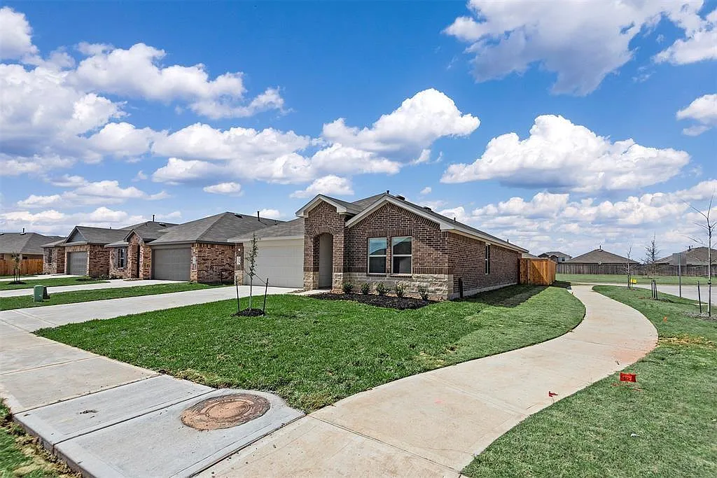 4 bed, 2.0 bath, 1796 sqft, $1,990 — Photo 2
