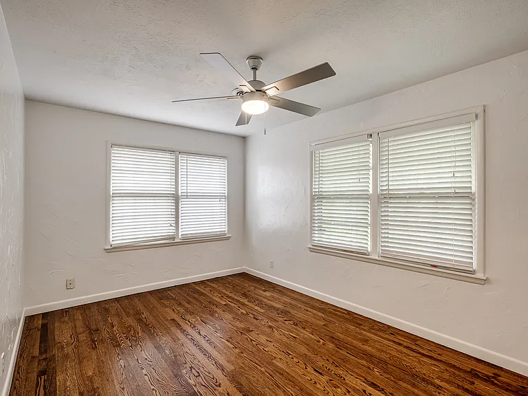 4620 N Harvey Pkwy #1/2 — Photo 25