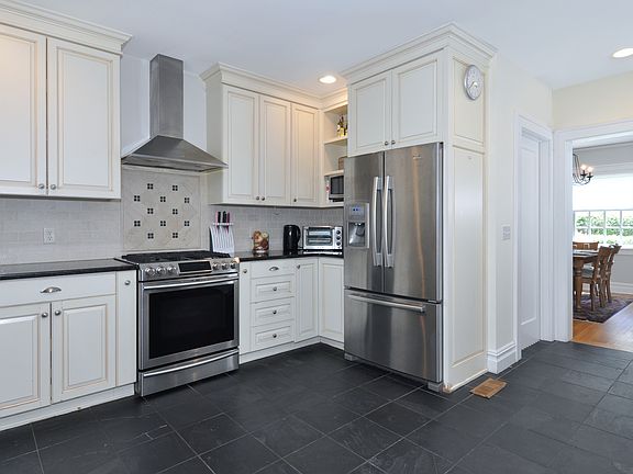 5th image of 30 Bellewood Ave