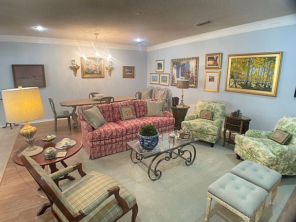 4th image of 27 Emerald Gardens Dr