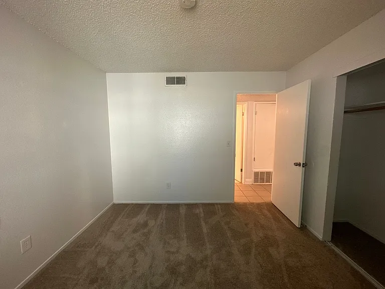 308 N Riverside Dr — Photo 11