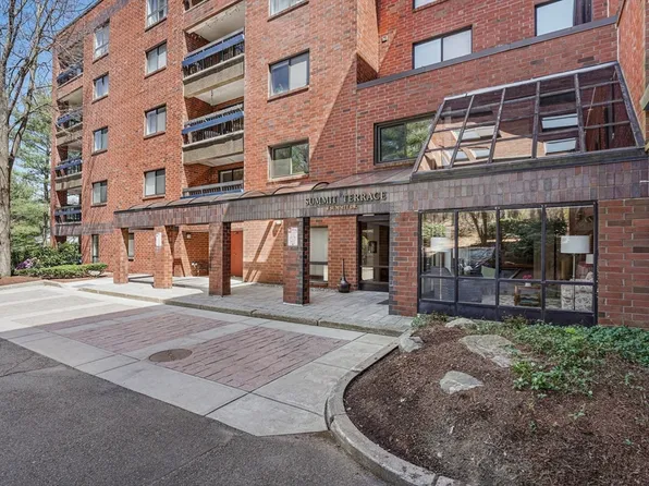 4 Summit Dr APT 204, Reading, MA 01867