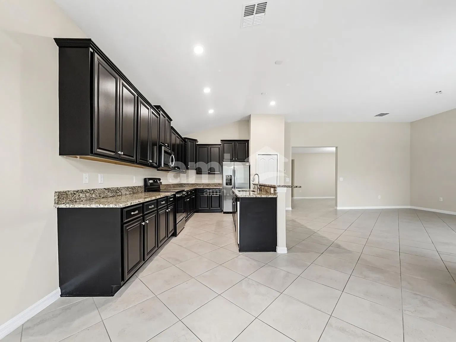 4 bed, 3.0 bath, 2599 sqft, $2,975 — Photo 4