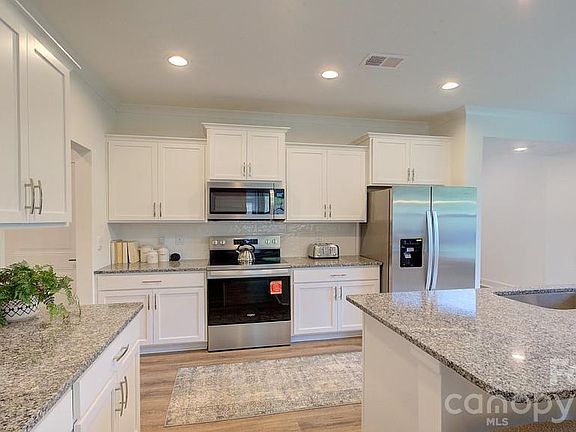3rd image of 206 Driscoll Way