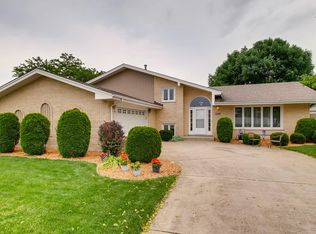 8301 Waterford Dr, Tinley Park, IL 60477