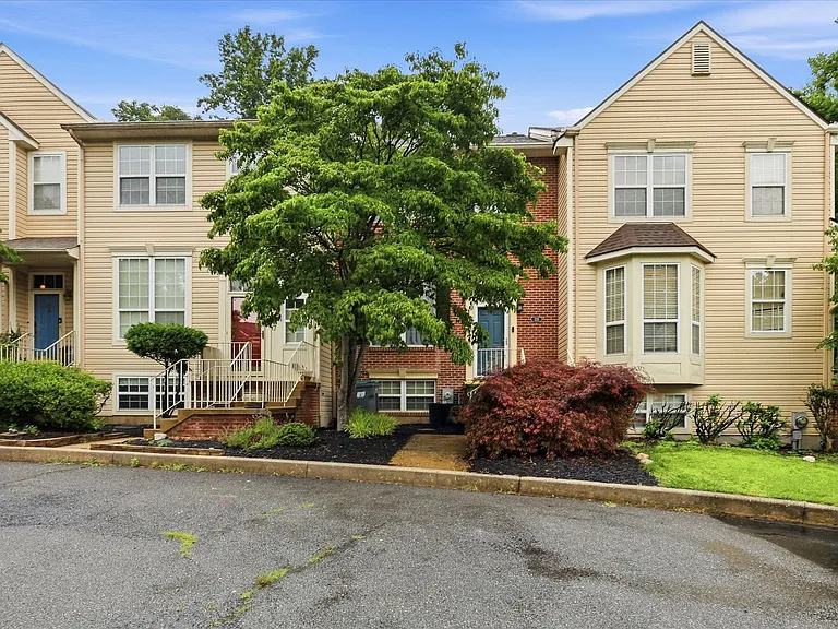 225 Cayman Ct — Photo 1