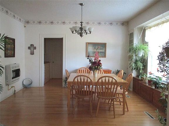 3rd image of 2405 Stanford St