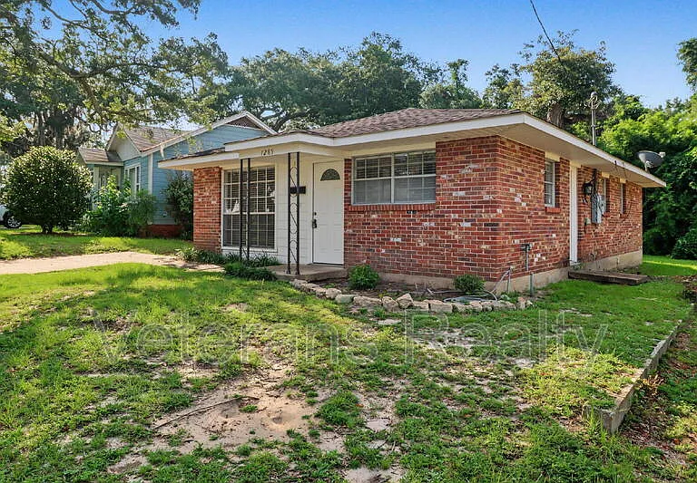 1285 Kensington Dr — Photo 2
