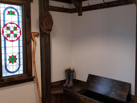 Entryway, storage bench