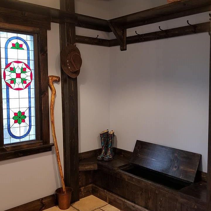 Entryway, storage bench
