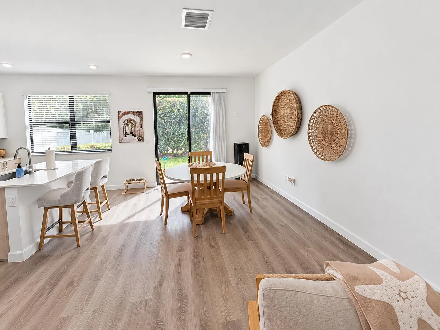 3 bed, 2.5 bath, 1640 sqft, $3,850 — Photo 2