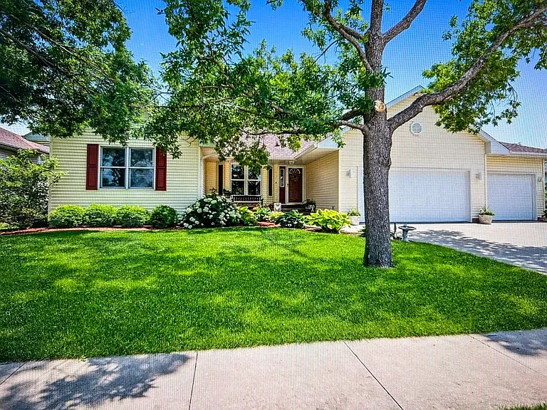 2195 Charleston Dr — Photo 1