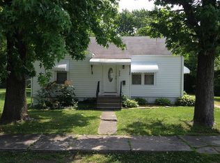 304 N 9th St, Benton, IL 62812