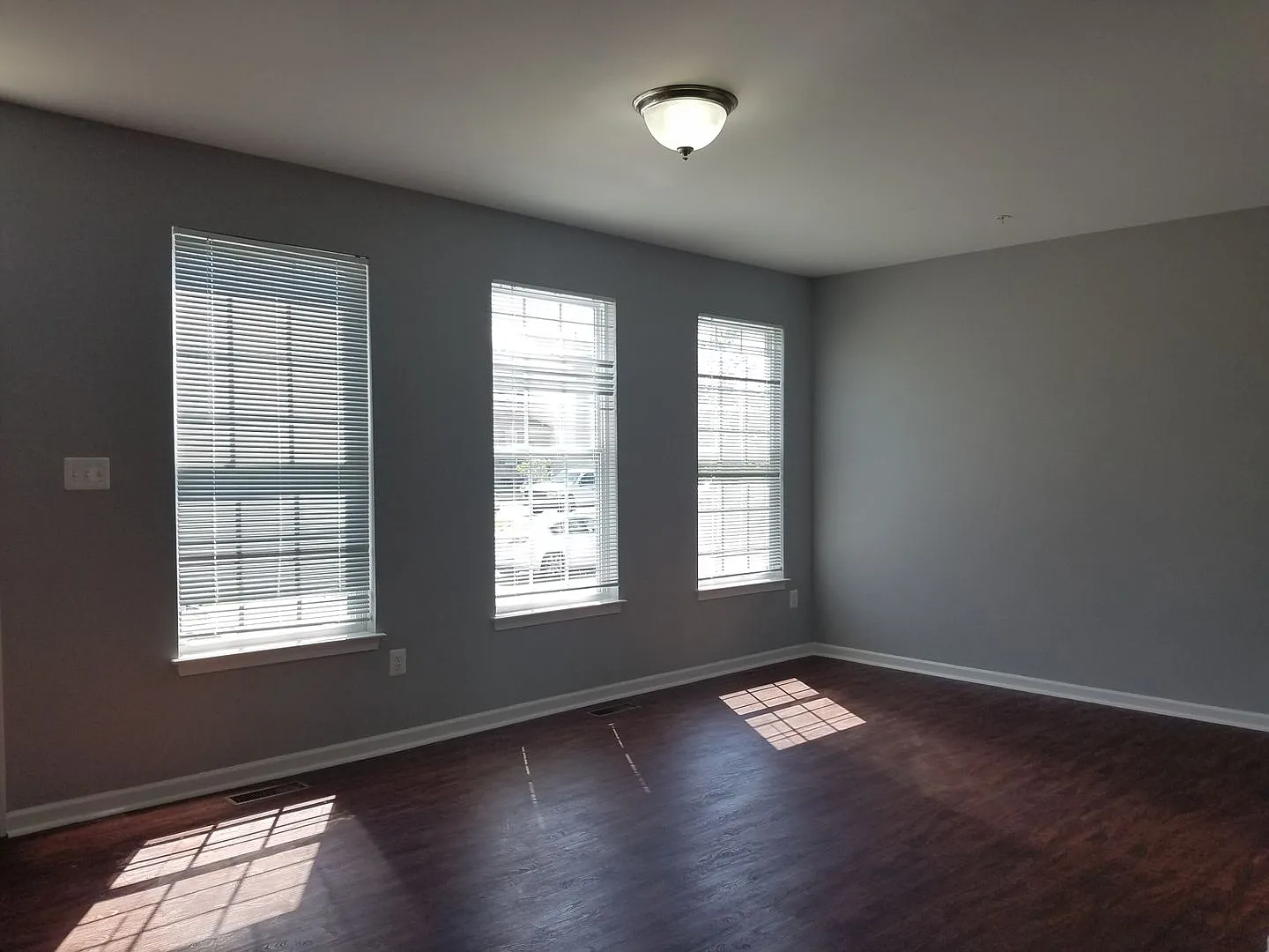 Middle River - 4 bedrooms and 3.5 baths Available! — Photo 3