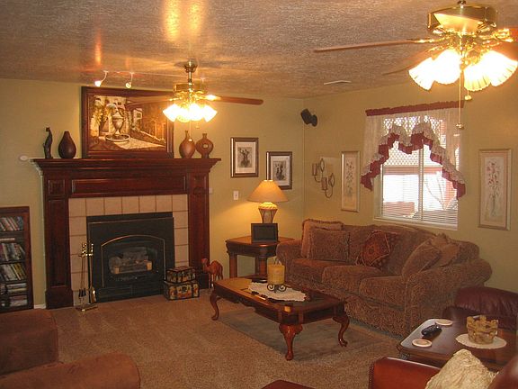 Familyroom firepalce