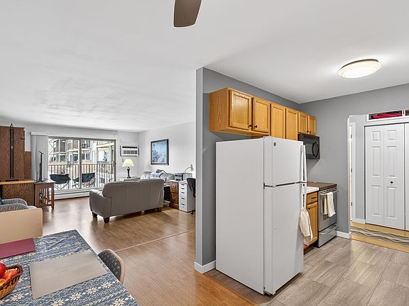 3rd image of 1304 W Medicine Lake Dr APT 119