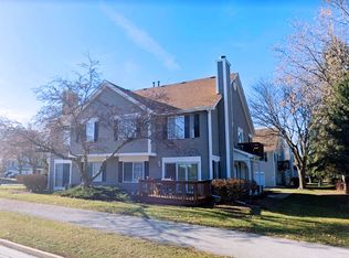 1206 Sandhurst Ln #D, South Elgin, IL 60177