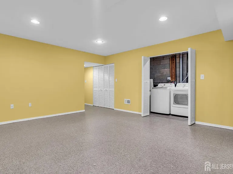 8 Edith Dr — Photo 25
