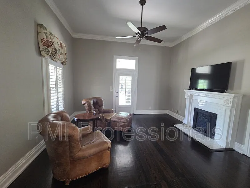 4 bed, 3.5 bath, 4029 sqft, $4,000 — Photo 4
