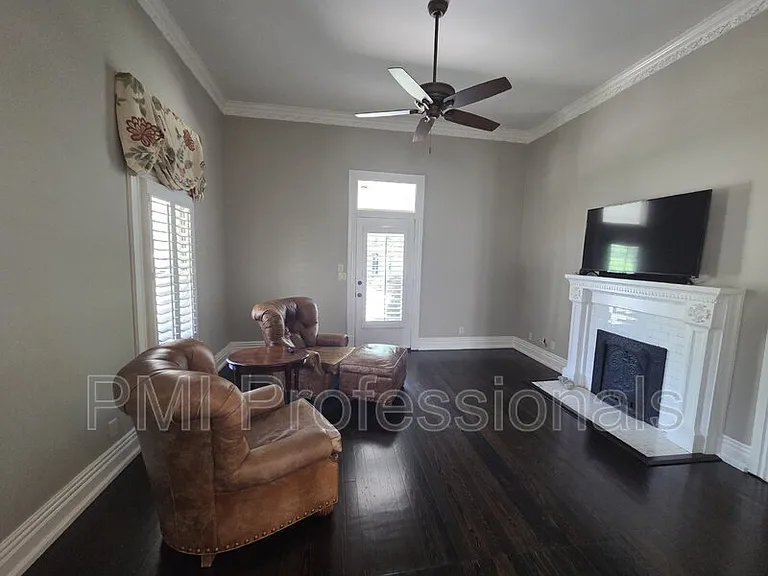 401 E Main St — Photo 4